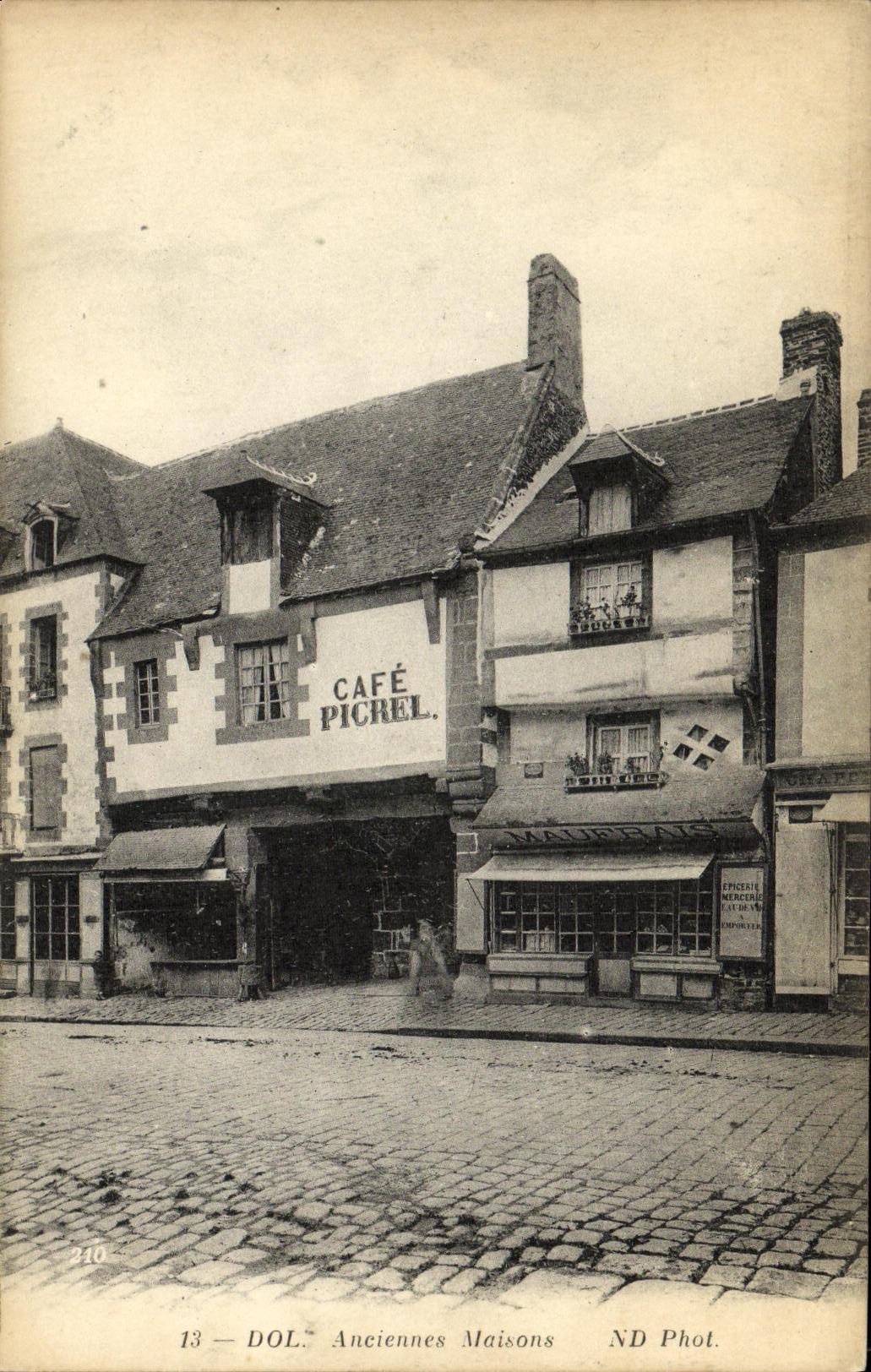 Dol — Anciennes Maisons — ND Phot.