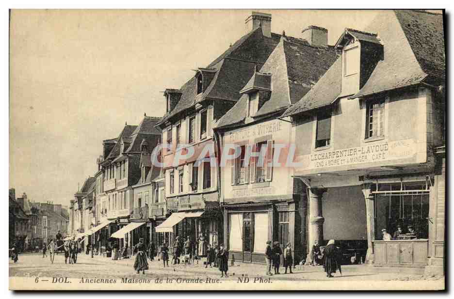 Dol. — Anciennes Maisons de la Grande-Rue — ND Phot.