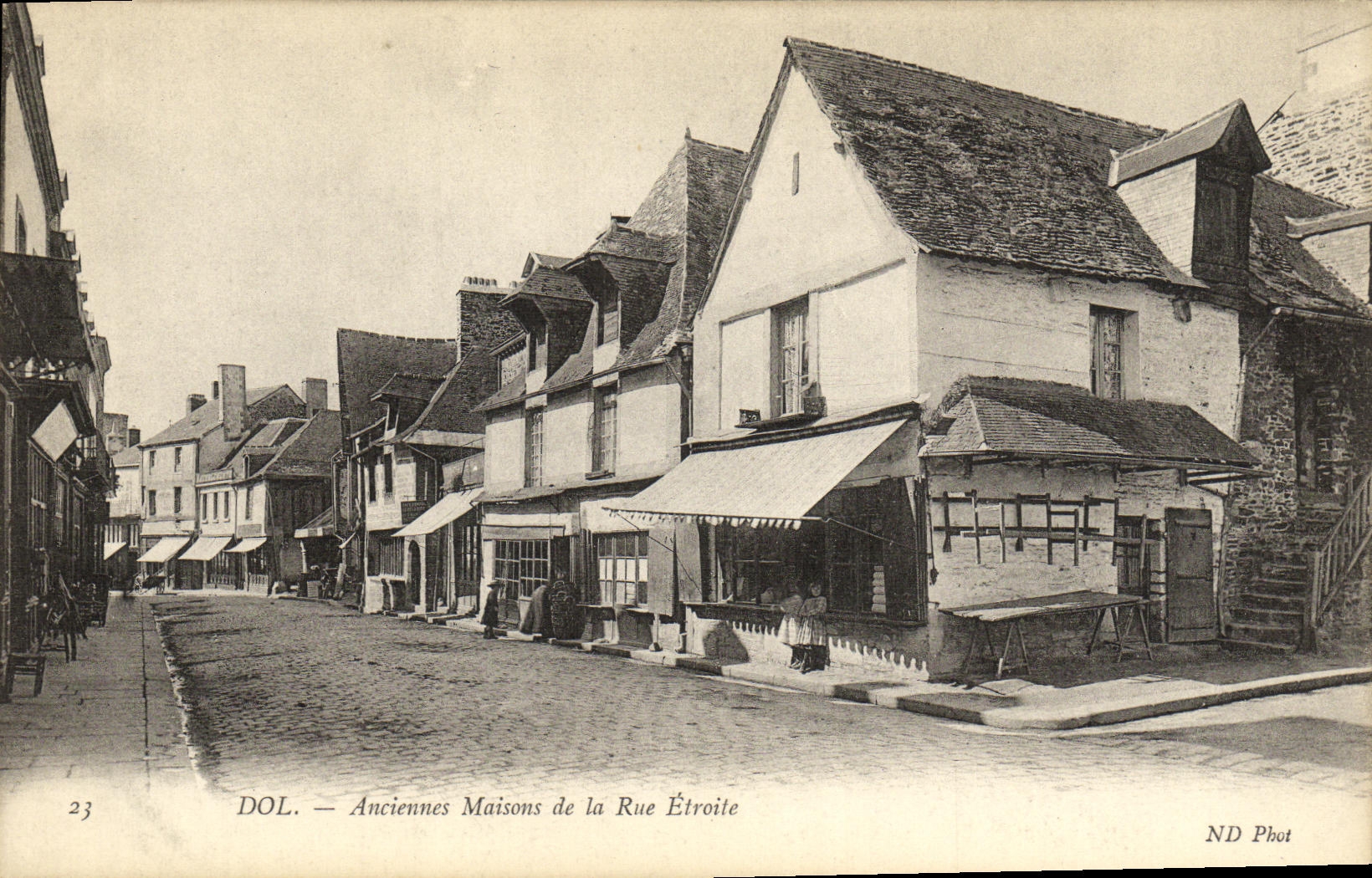 DOL. — Anciennes Maisons de la Rue Étroite — ND Phot