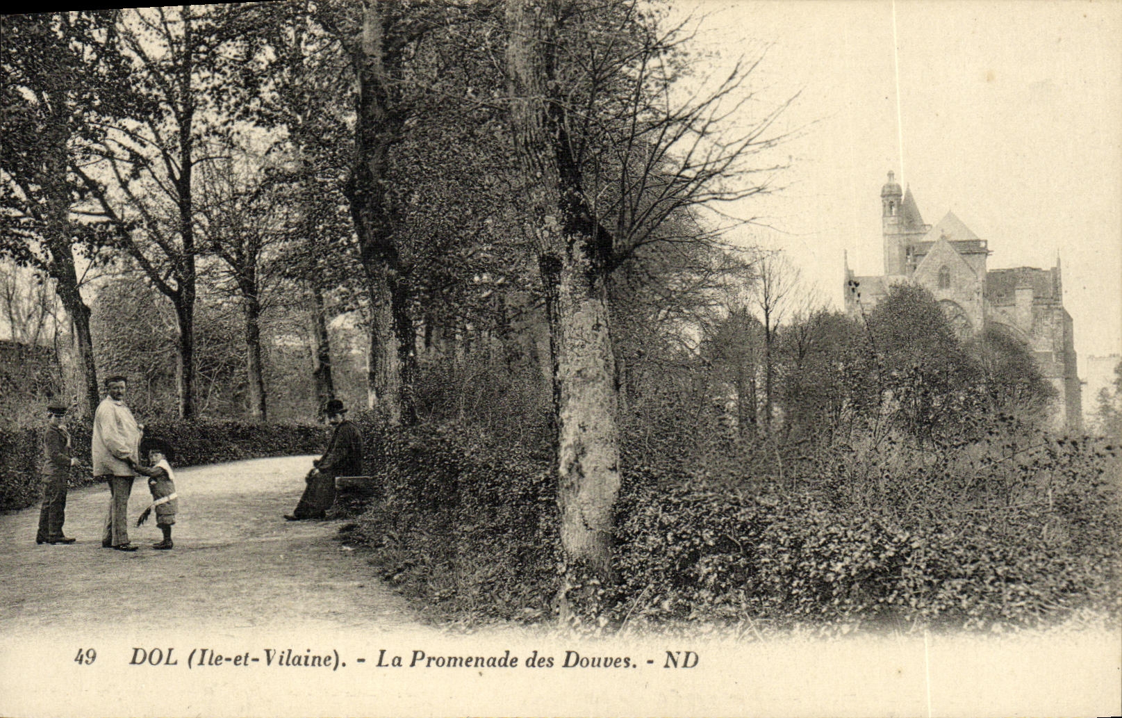 DOL (Ille-et-Vilaine) — La Promenade des Douves — ND