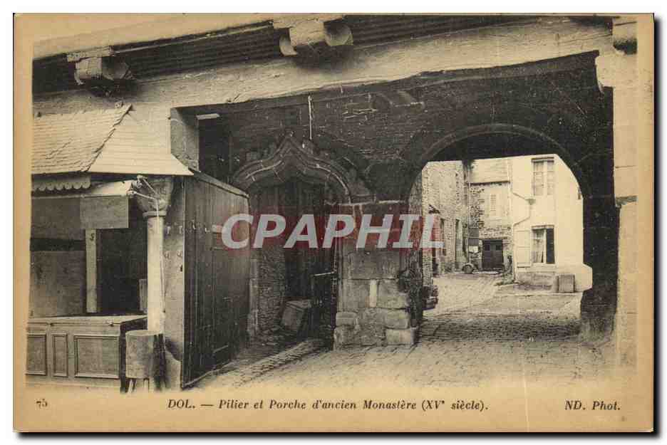 CPA Dol Pilier et Porche D ancien Monastere