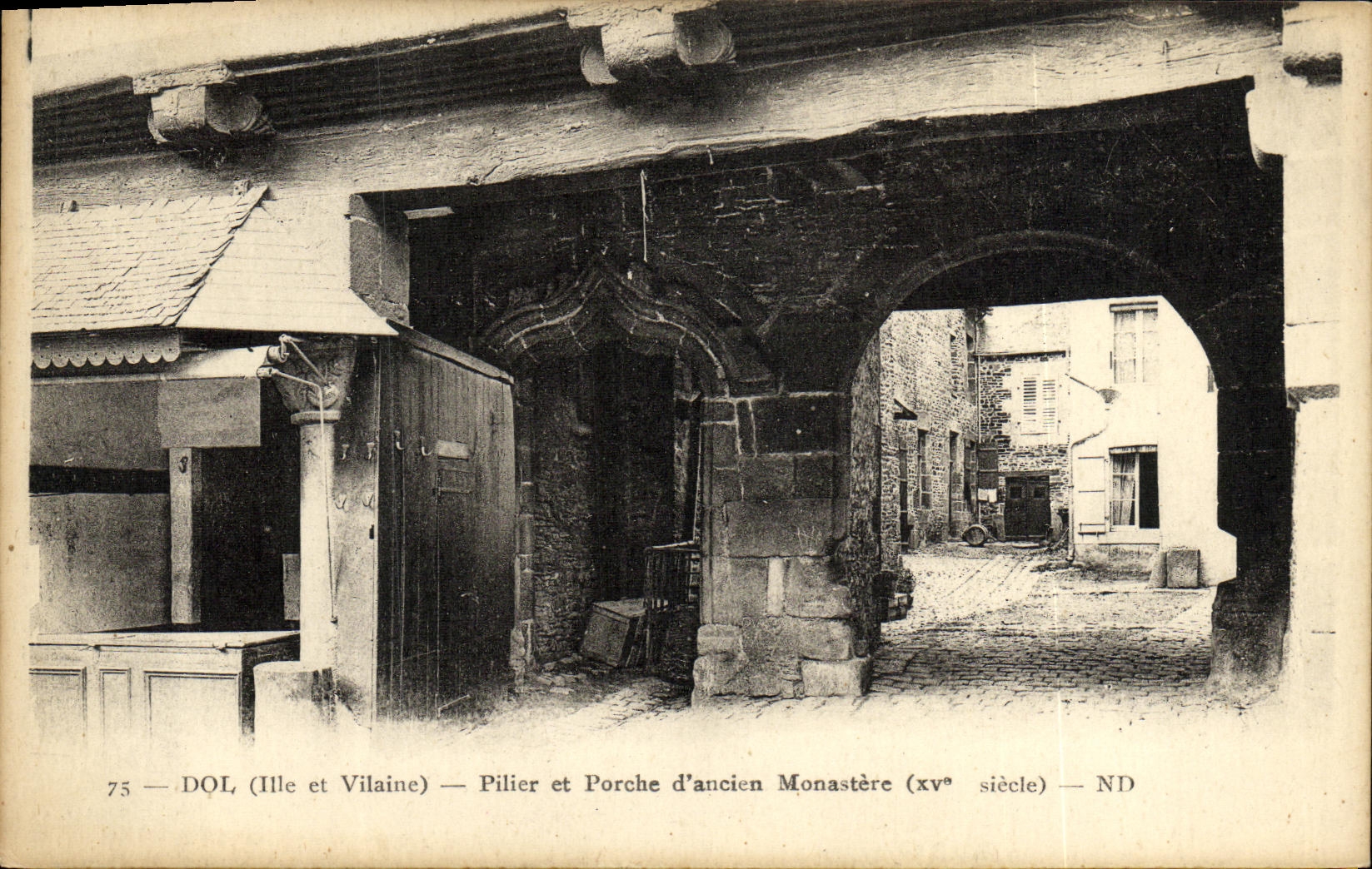Dol (Ille et Vilaine) — Pilier et Porche d'ancien Monastère (xv° siècle) — ND