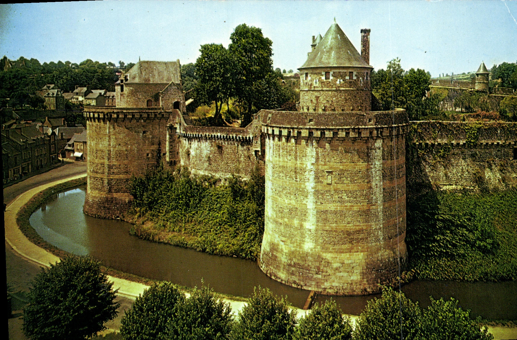 Fougères — Château féodal — Éditeur ARTAUD Frères