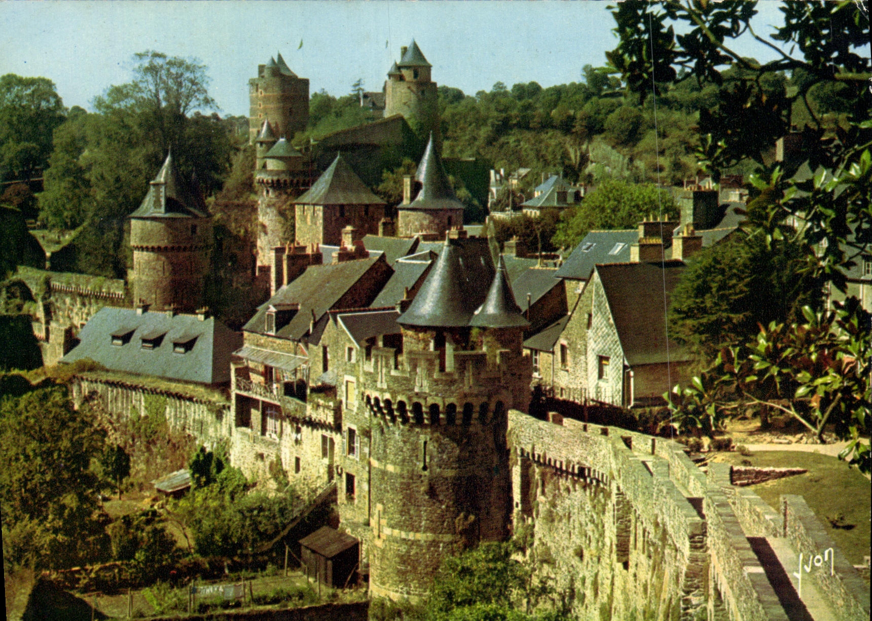 CPM Couleurs et Lumiere de France Fougeres Vue generale du Chateau