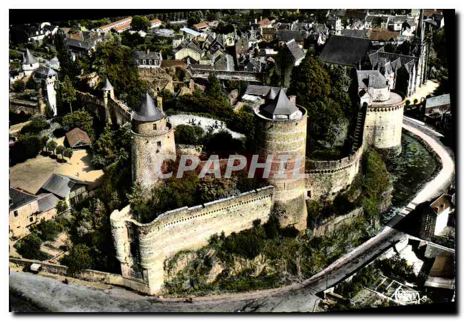 Fougères (I.-et-V.) — Vue aérienne du Château et des Remparts — Éditeur MACON (Château de Fougères)