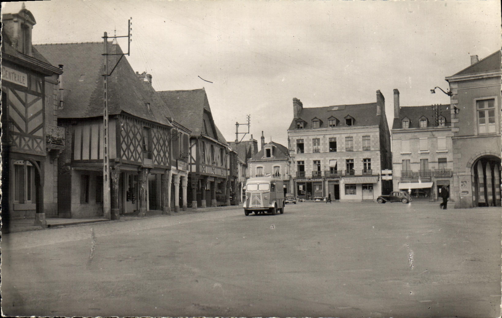 La Guerche-de-Bretagne — Les Vieux Porches et Place de la Mairie — Editions GABY