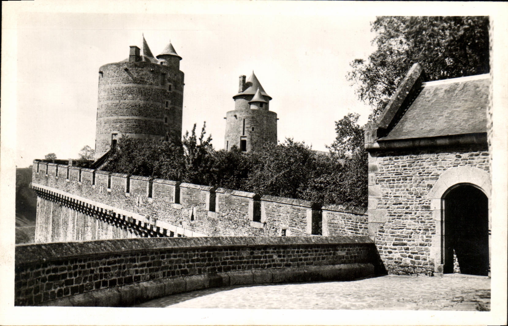 Poulches (Ille-et-Vilaine) — La grande cour intérieure du Château — Éditions G. Heaux