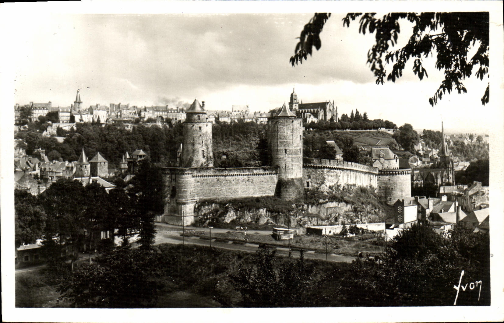 Fougères (Ille-et-Vilaine) — Le Château et la Ville Haute — Éditions Yvon, Paris