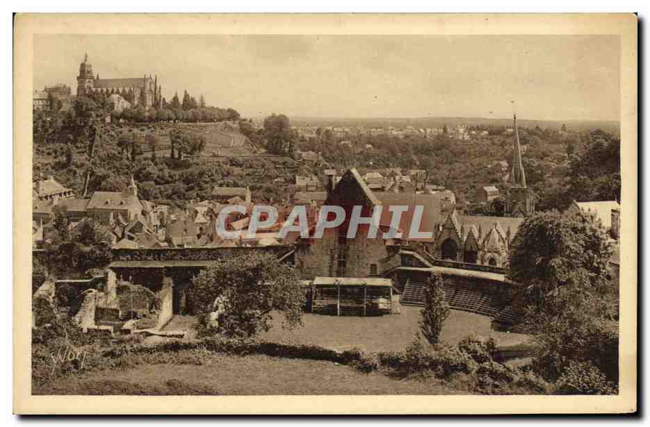 Fougères — Cour intérieure du château et ville basse — Les Éditions d'Art YVON