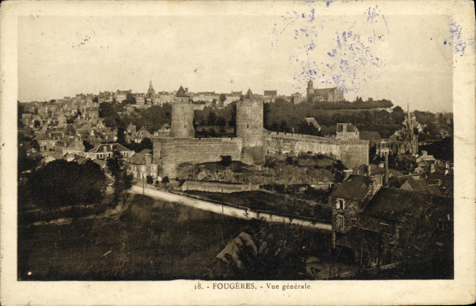 Fougères — Vue générale — série 18, éditée par Fougères