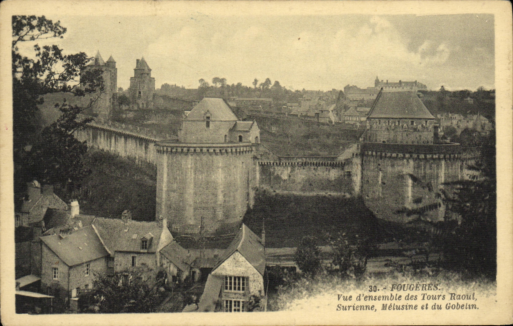 Fougeres — Vista general de las Torres Raoul, Surienne, Mélusine y del Gobelin — editor no identificado, n° 30