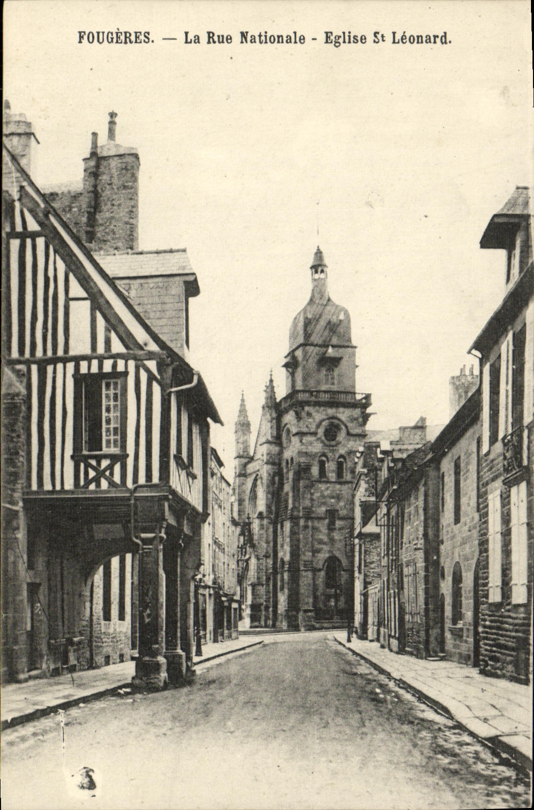 Fougères — La Rue Nationale — Église St Léonard