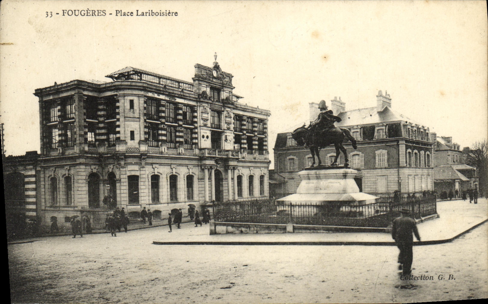 Fougeres - Plaza Lariboisière — estatua ecuestre y edificio con fachada rayada — Colección G.B.
