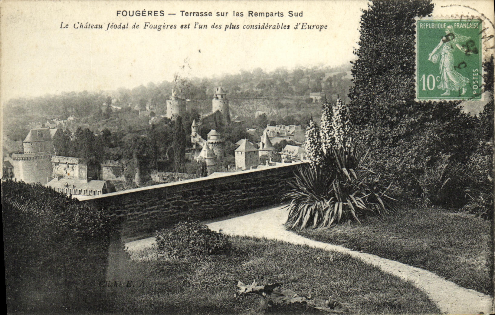 Fougères — Terrasse sur les Remparts Sud — Le Château féodal de Fougères est l'un des plus considérables d'Europe