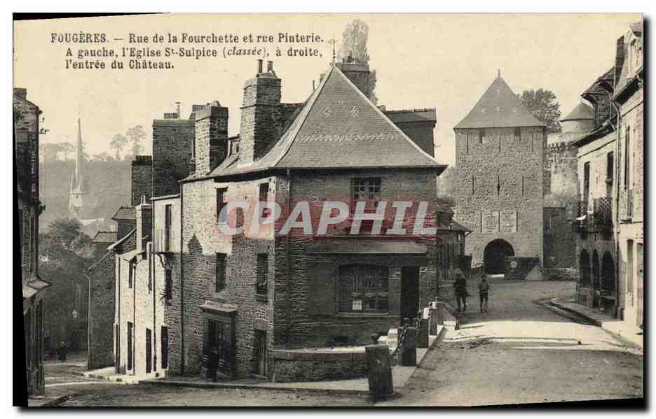 Fougères — Rue de la Fourchette et rue Pinterie. À gauche, l'église St-Sulpice (classée), à droite, l'entrée du château.