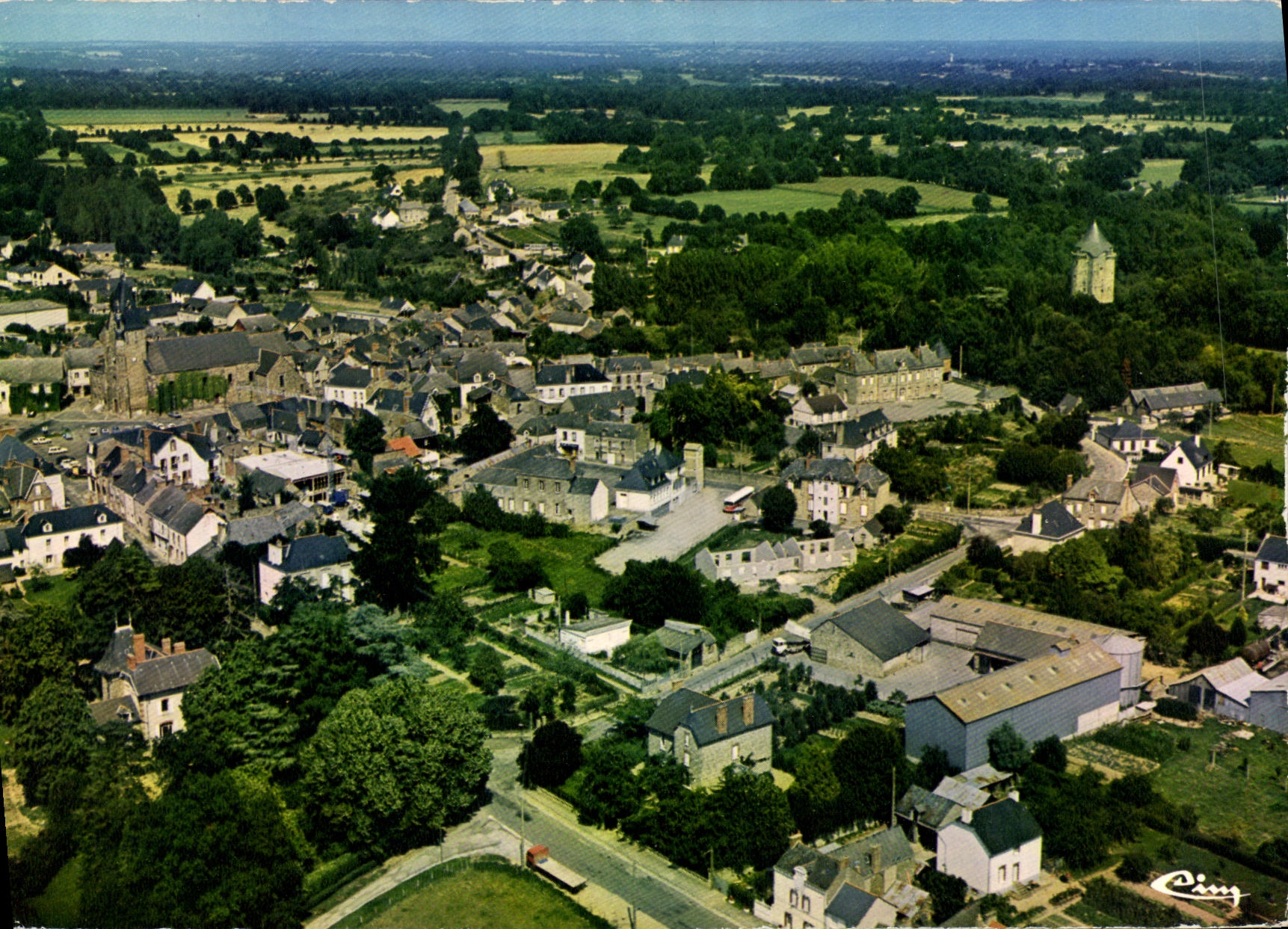 Grand-Fougeray — Vue générale, au fond la tour Duguesclin — Cing