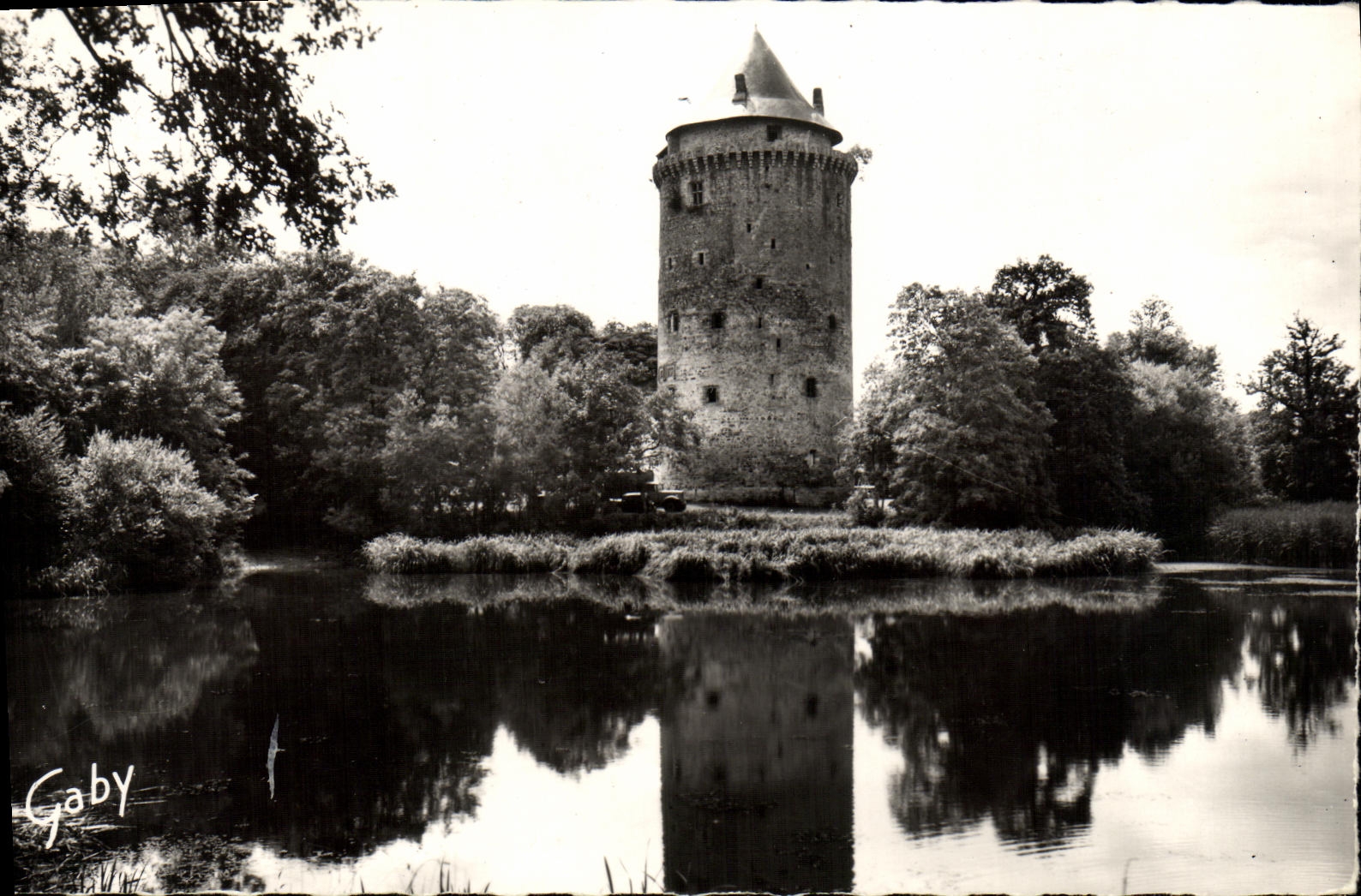 La Tour Duguesclin et l'Étang du Château — Le Grand-Fougeray (Il-et-V.) — Éditeurs Gaby