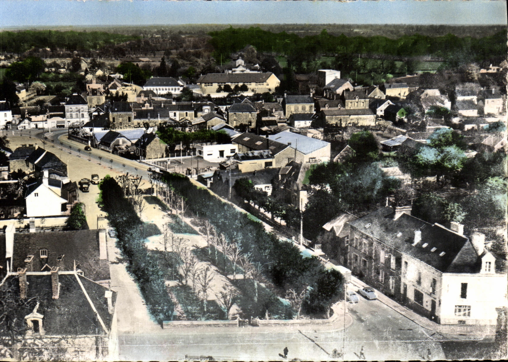 CPM La Guerche de Bretagne La Rue de Nantes et le jardin des Plantes