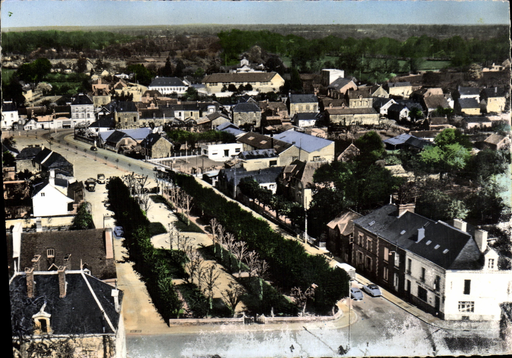 Vue aérienne de La Guerche-de-Bretagne — La rue de Nantes et le jardin des plantes — Édition Lapie