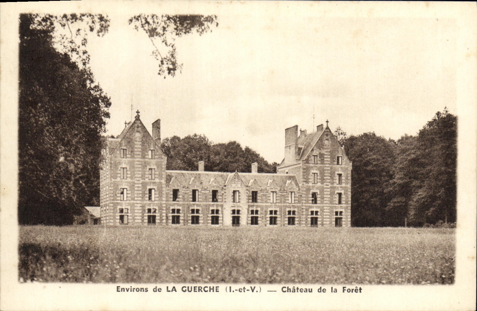 Environs de LA GUERCHE (I.-et-V.) — Château de la Forêt