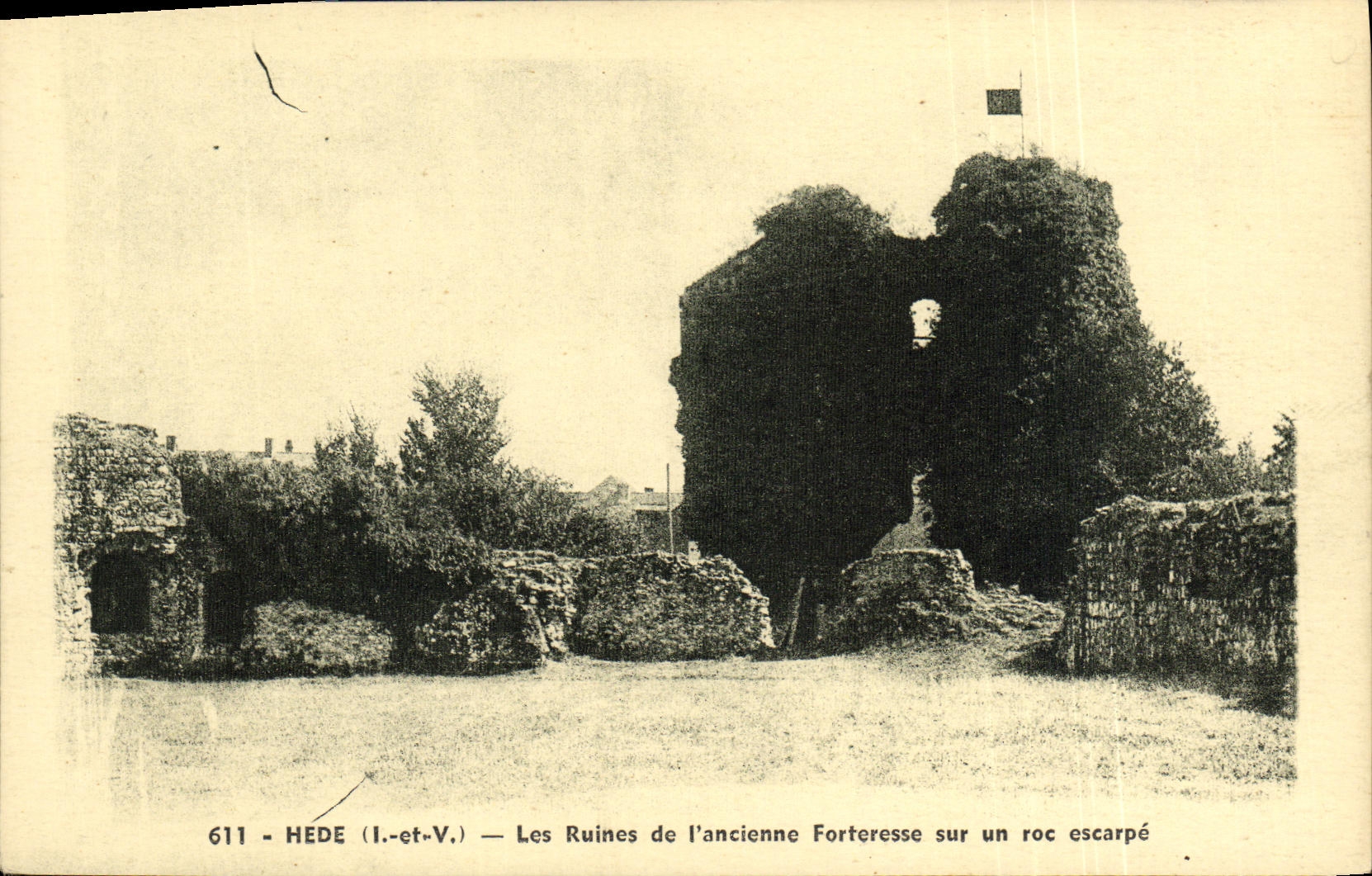 Hede (I.-et-V.) — Les Ruines de l'ancienne Forteresse sur un roc escarpé — Photo A. DONLIS