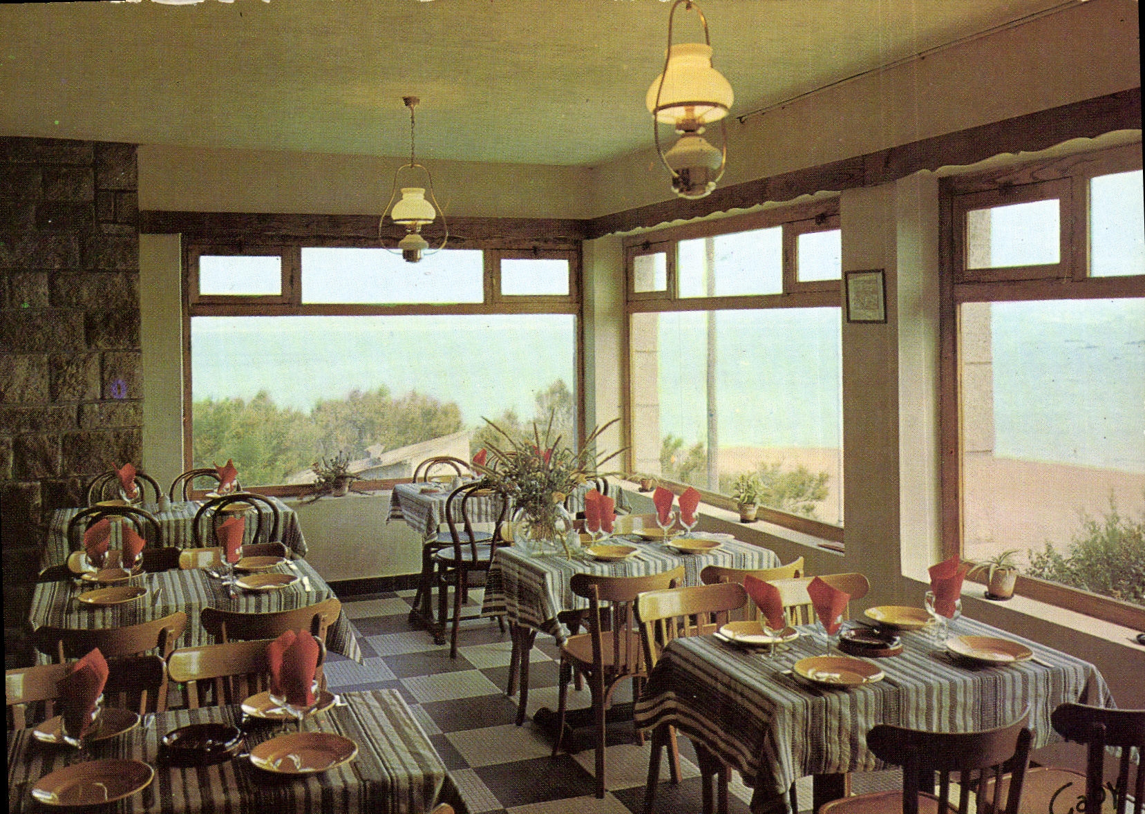 Ile Cezembre — Hôtel-Restaurant 'Le Repaire des Corsaires' — Salle à manger — Éditions Gaby, Nantes