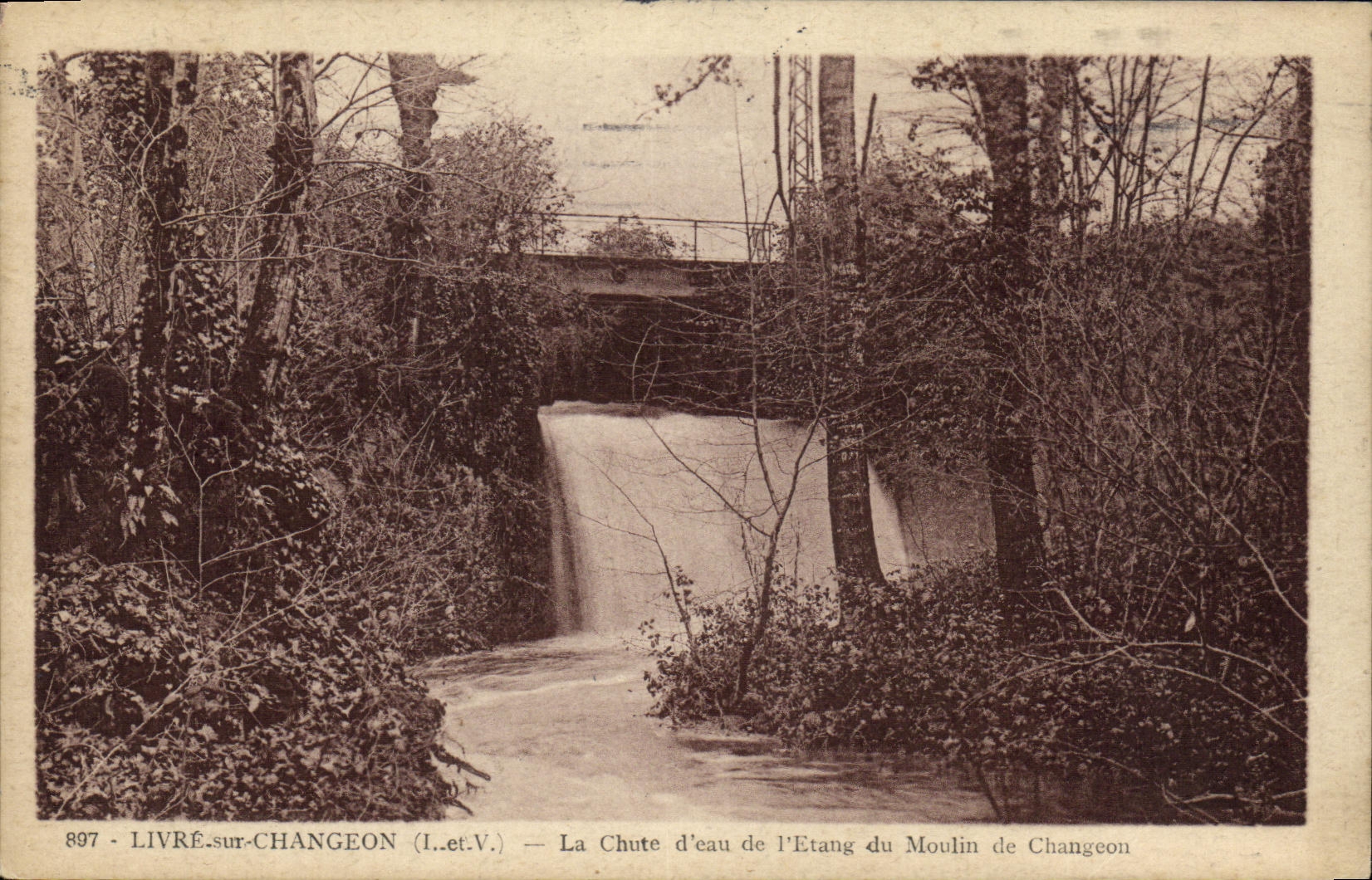 LIVRÉ-sur-CHANGEON (I.-et-V.) — La Chute d'eau de l'Etang du Moulin de Changeon — éditeur non identifié, n° 897