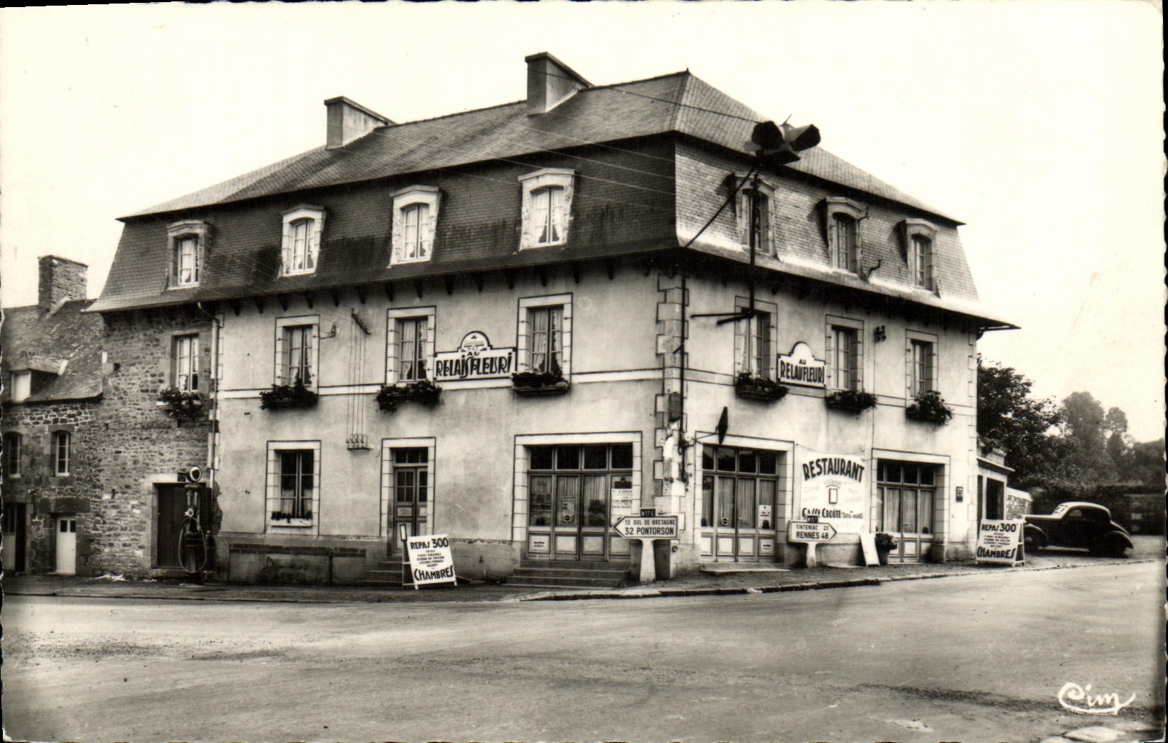 Le Relais Fleuri — L'Hôtel-Restaurant du Vieux-Bourg — Photo A. Donias