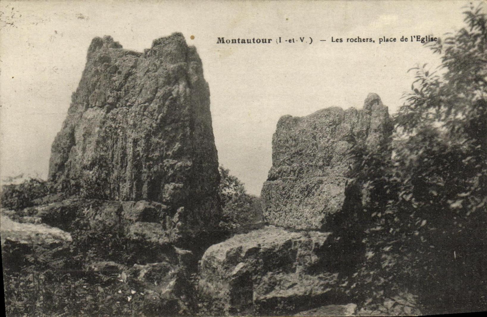 Montautour (Loire-et-Vendée) — Les rochers, place de l'Église