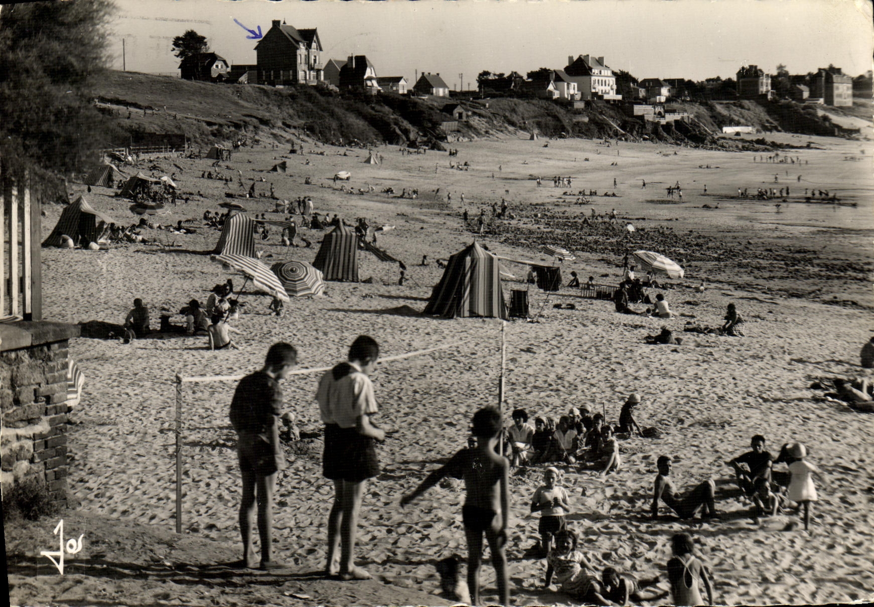Plage du Val à Paramé (Ille-et-Vilaine) — vue animée avec enfants jouant au volley et dunes — éditeur J. Jos. (signé en bas à gauche)
