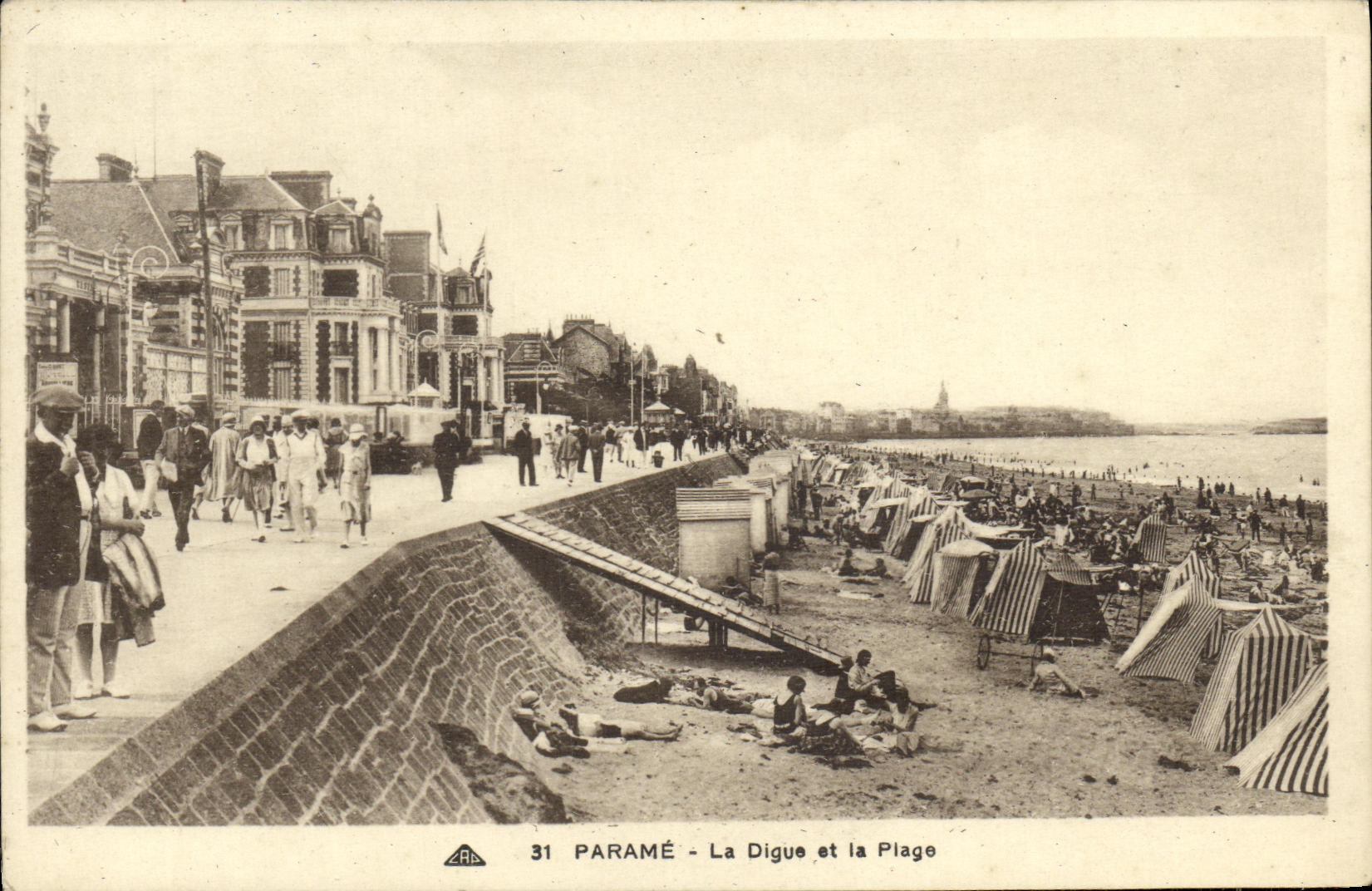 Paramé - La Digue et la Plage — CPA n°31, éditeur A.R.A.