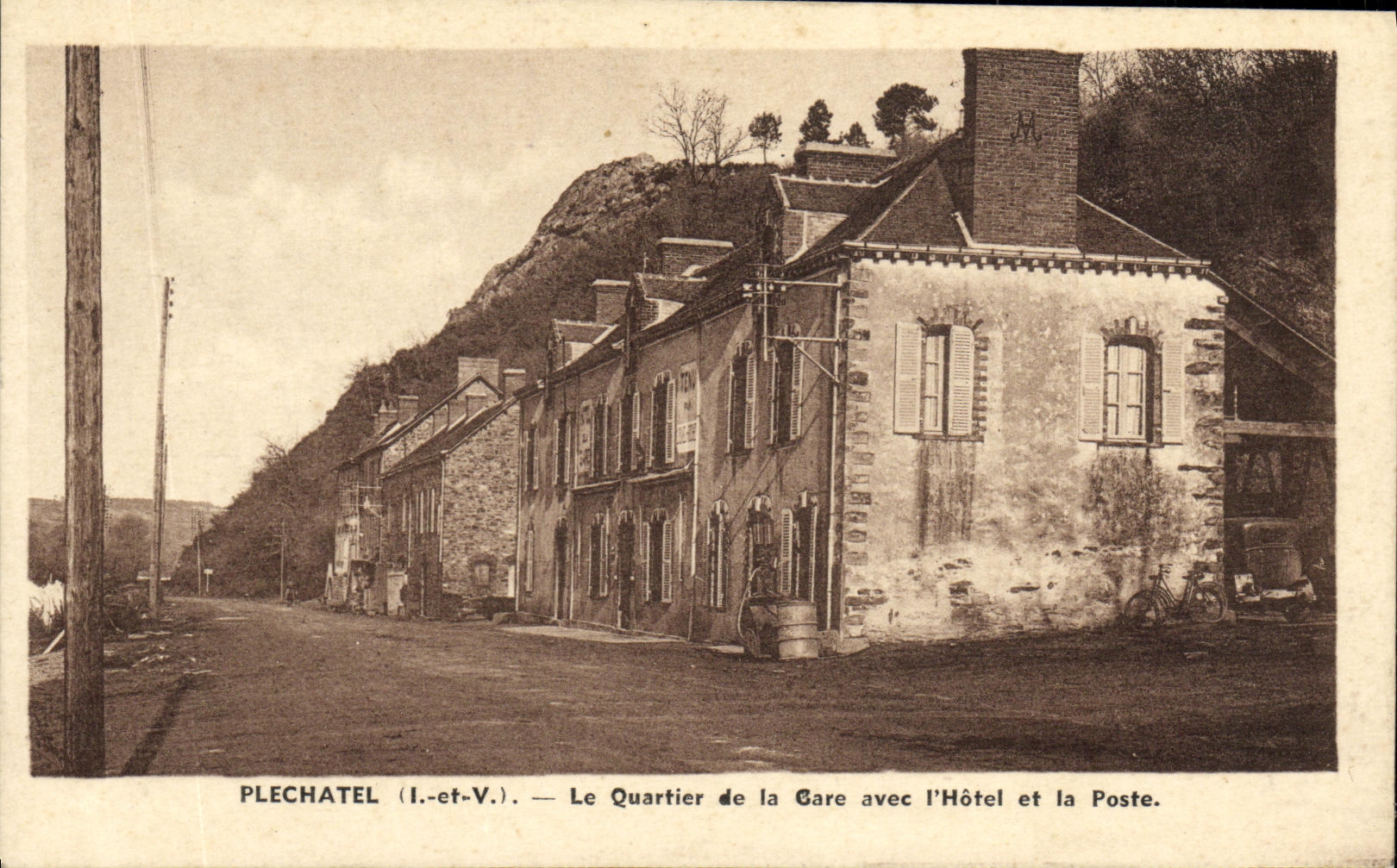 Plechâtel (I.-et-V.) — Le Quartier de la Gare avec l'Hôtel et la Poste.