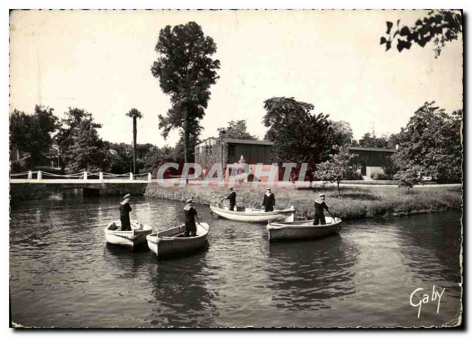 Entraînement de godille sur la douve du Château — Centre de Formation Maritime de Pont-Rean (Il-et-V.) — Éditions Gaby