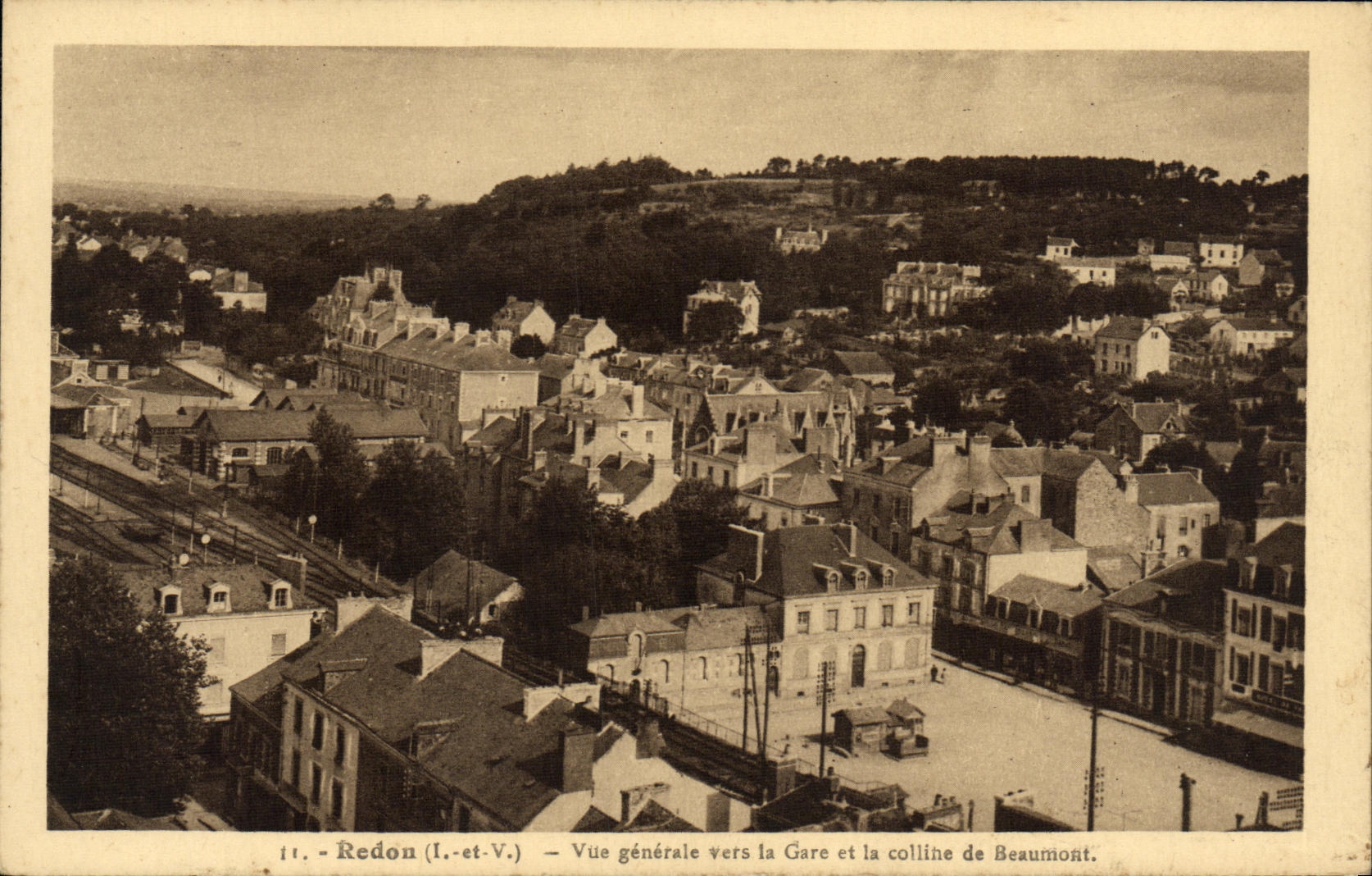 Redon (Il-et-V.) — Vue générale vers la Gare et la colline de Beaumont — éditeur non identifié, n° de série 11