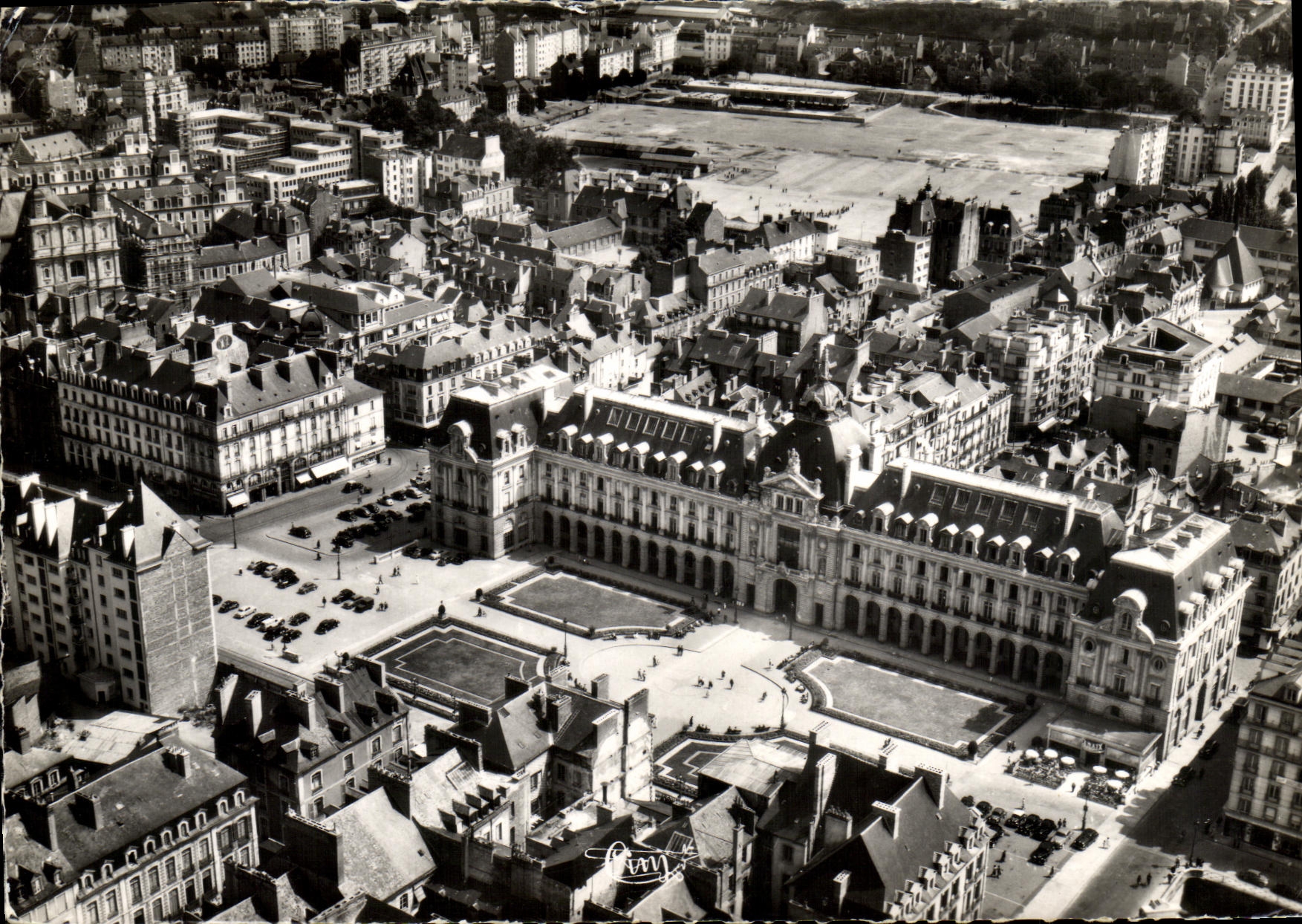 Rennes (Il.-et-V.) — Vue aérienne — sur le Palais du Commerce — Éditions Véritarable