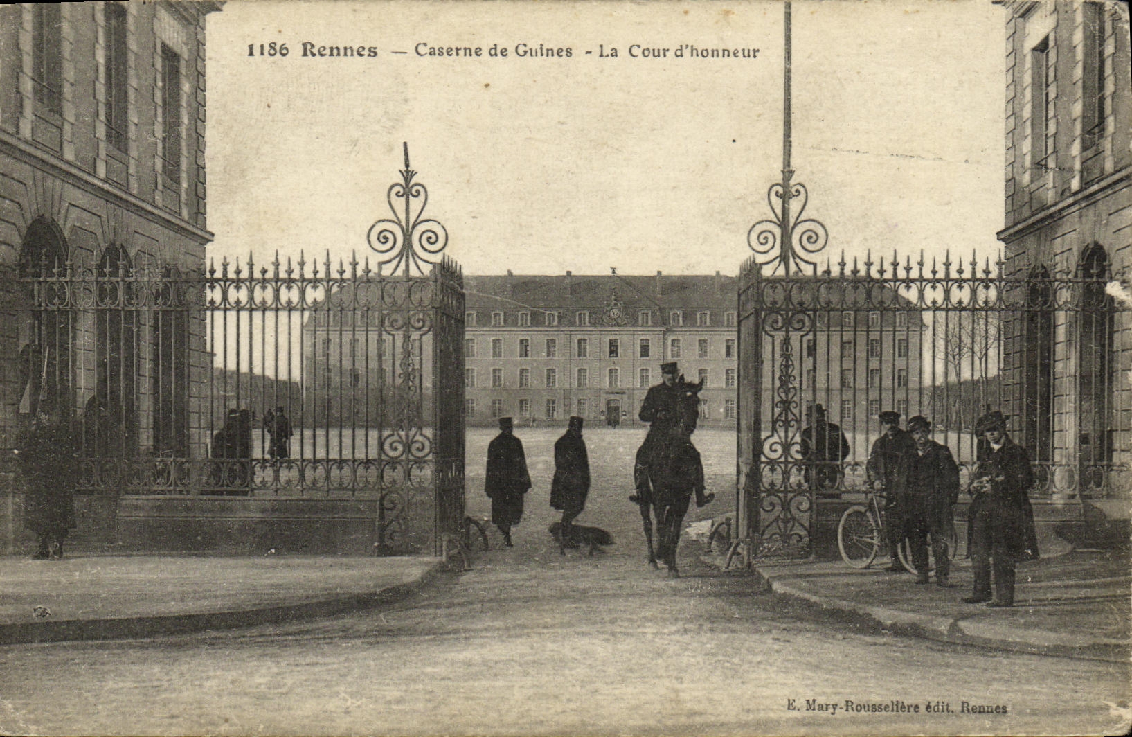 Rennes — Caserne de Guînes — La Cour d'honneur — E. Mary-Rousselière édit. Rennes
