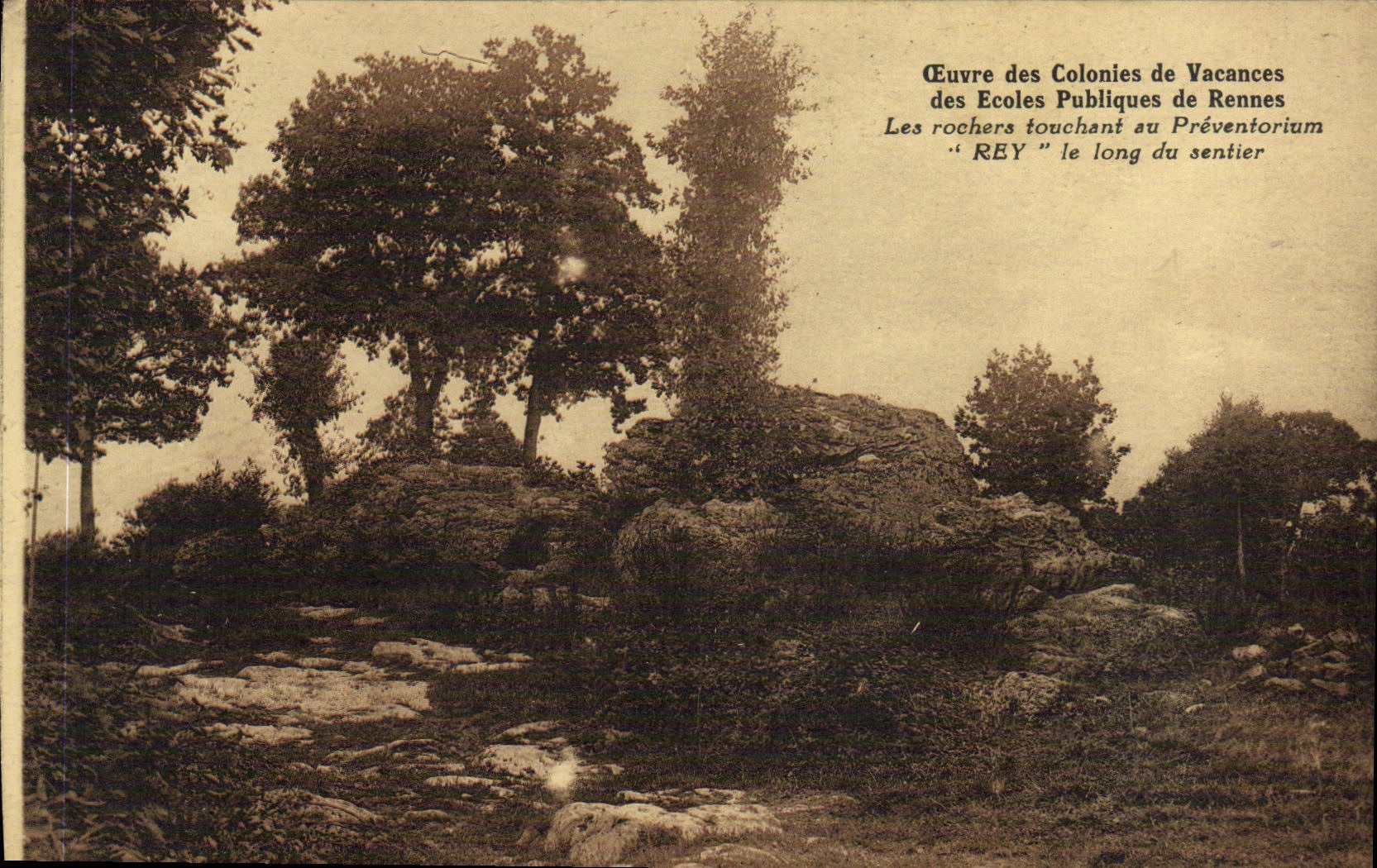 Les rochers "REY" le long du sentier — œuvre des Colonies de Vacances des Ecoles Publiques de Rennes
