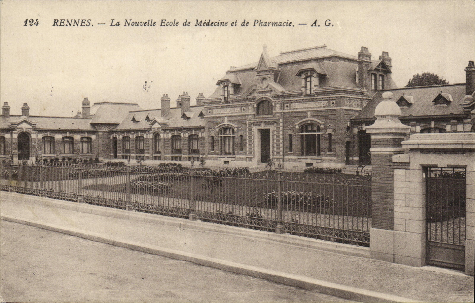 Rennes — La Nouvelle École de Médecine et de Pharmacie — A.G.