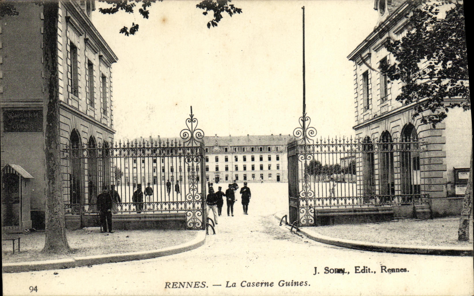 CPA Rennes La Caserne Guines Militaria Soldats