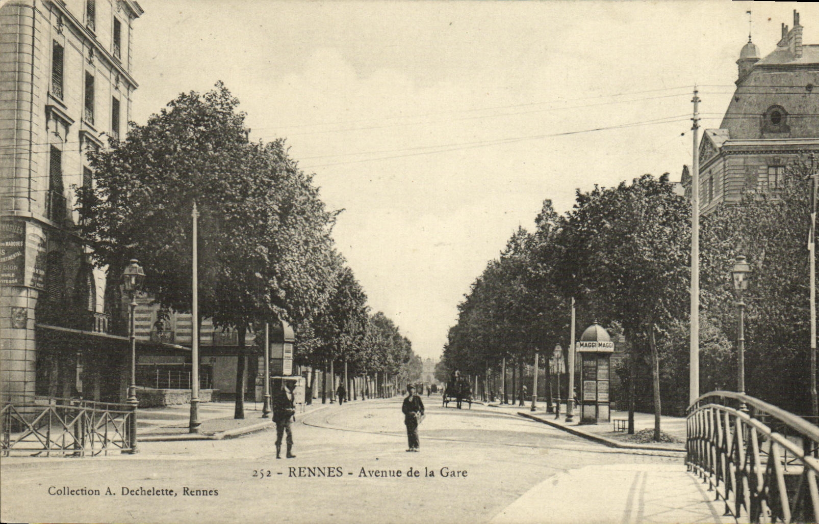 CPA Rennes Avenue de la Gare Kiosque Maggi