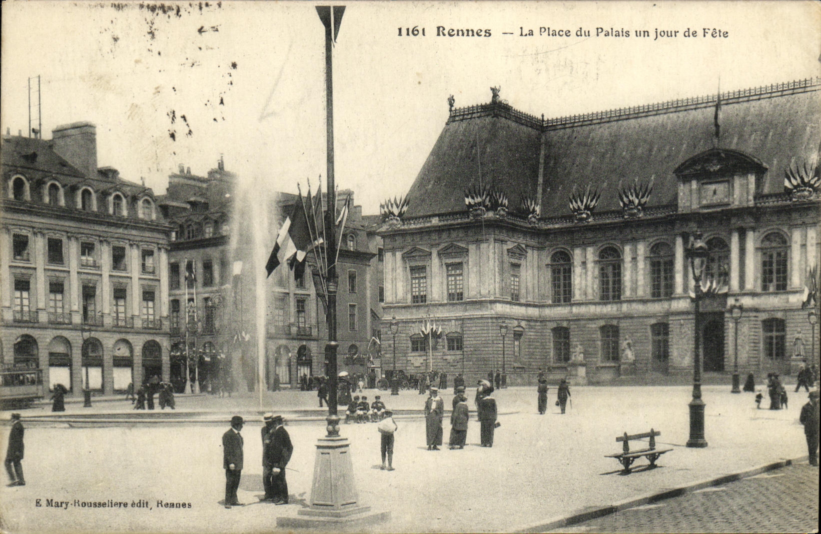 Rennes — La Place du Palais un jour de Fête — E. Mary-Roussellière édit, Rennes