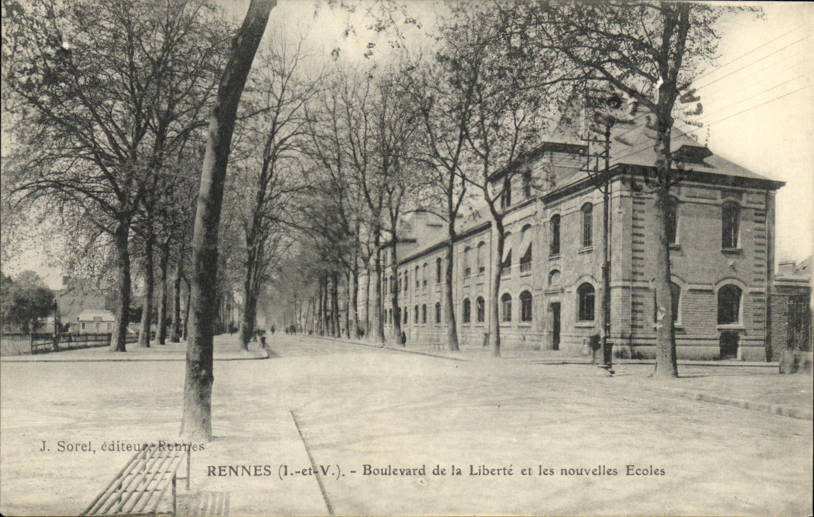 CPA Rennes Boulevard de la Liberte et les Nouvelles Ecoles