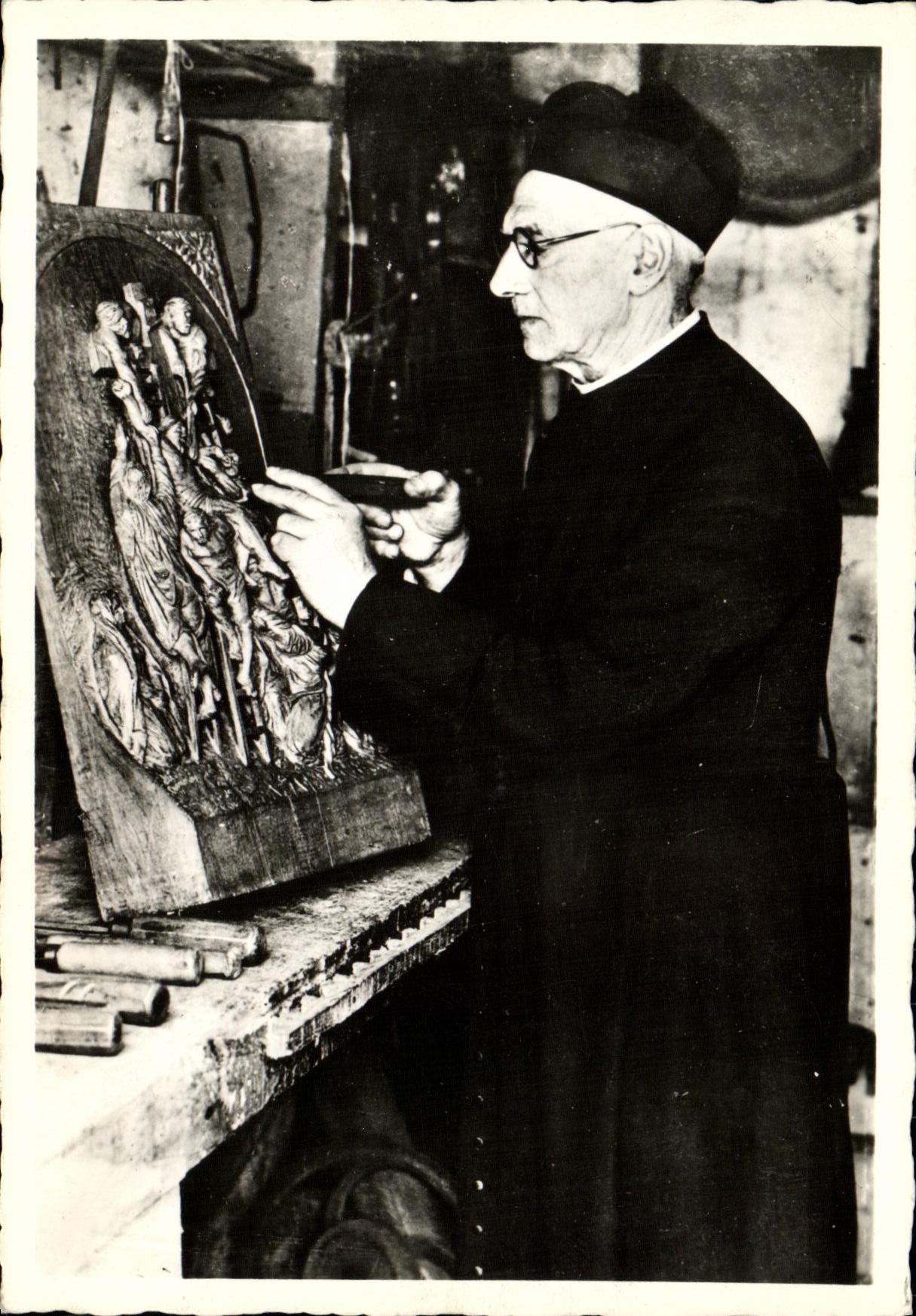 CPM M l abbe Quemerais 1879 1955 Chevalier de la Legion d honneur Auteur des Bois sculptes au travail Rotheneuf 