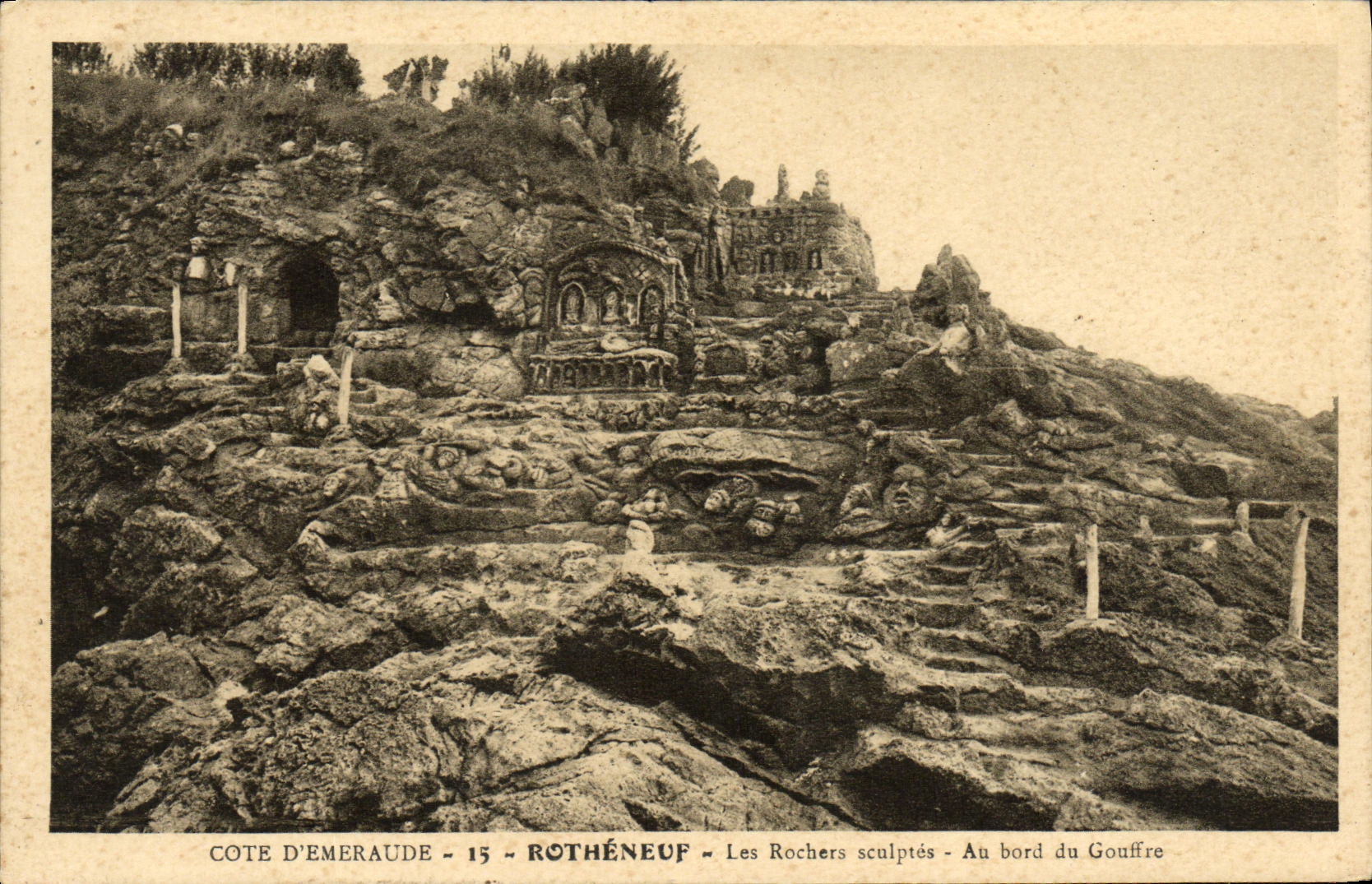 Côte d'Émeraude - 15 - Rothéneuf - Les Rochers sculptés - Au bord du Gouffre