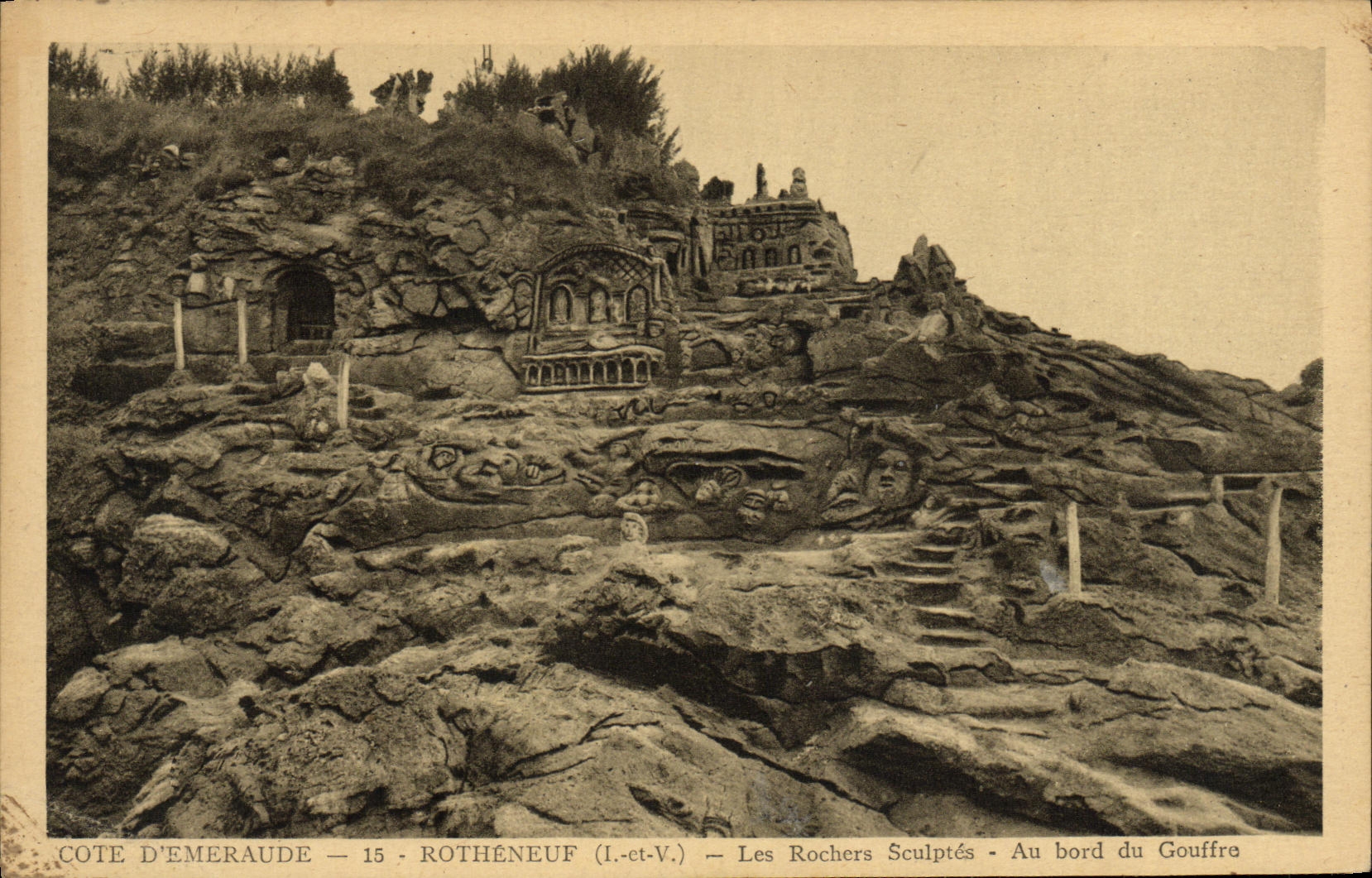 Côte d'Émeraude — 15 — Rothéneuf (I.-ct-V.) — Les Rochers Sculptés — Au bord du Gouffre