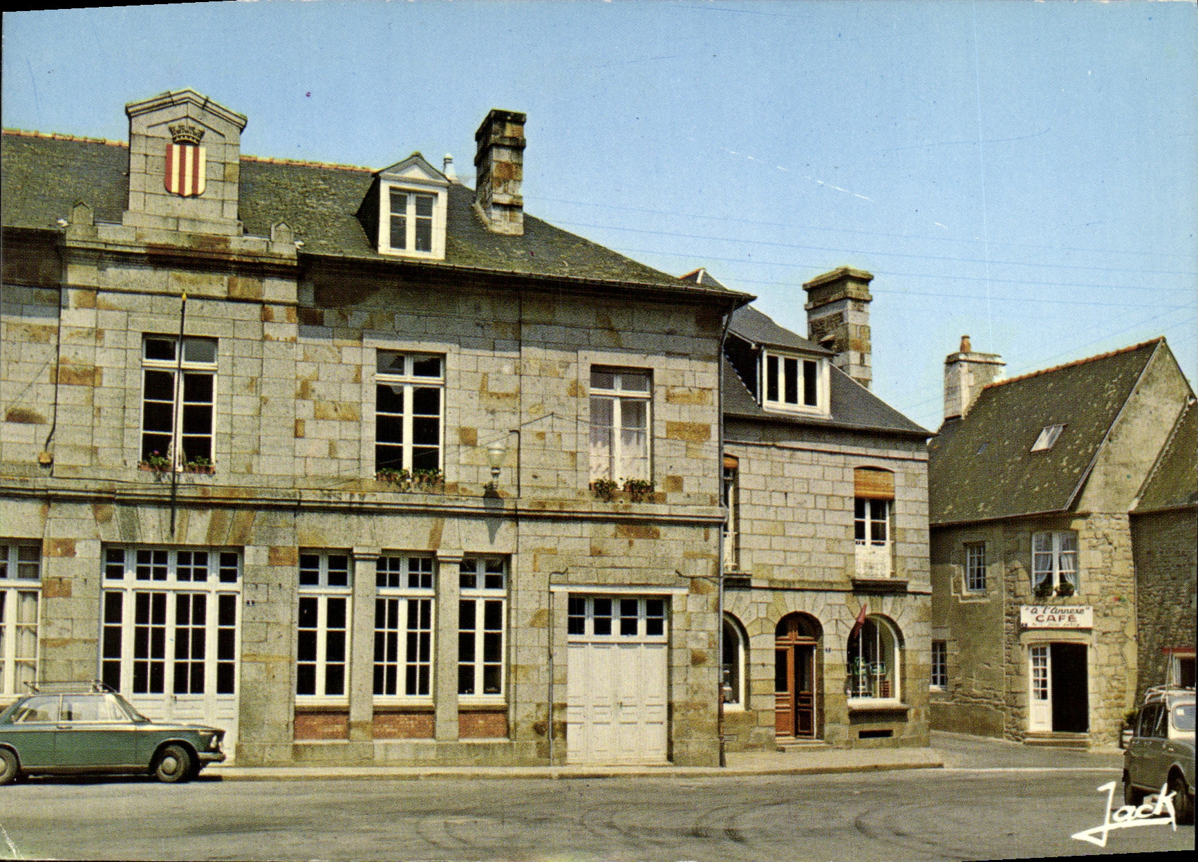 Saint-Brice-en-Coglès — Vue de la mairie et du café 'L'Ourdais' — Éditions Jack