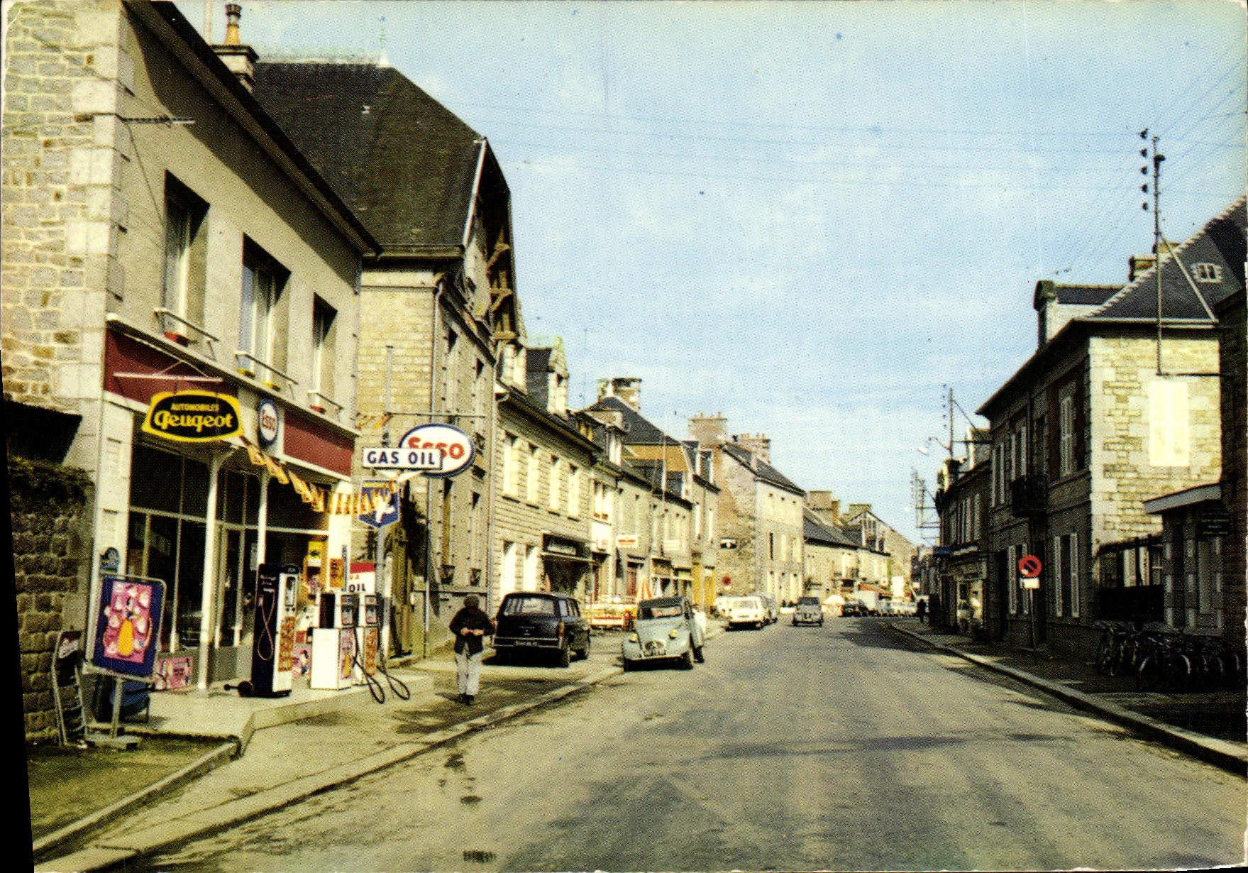 Saint-Brice-en-Cogles — rue principale avec station-service Geugeot — éditeur Pierre Artaud & Cie