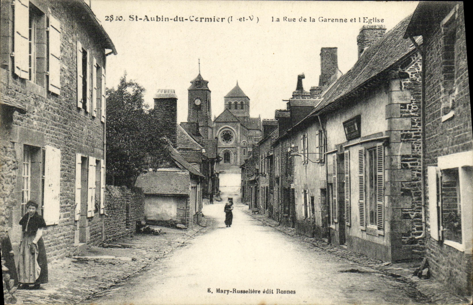 St-Aubin-du-Cermier — Rue de la Garenne und die Kirche — Mary-Russellière, Ronnes