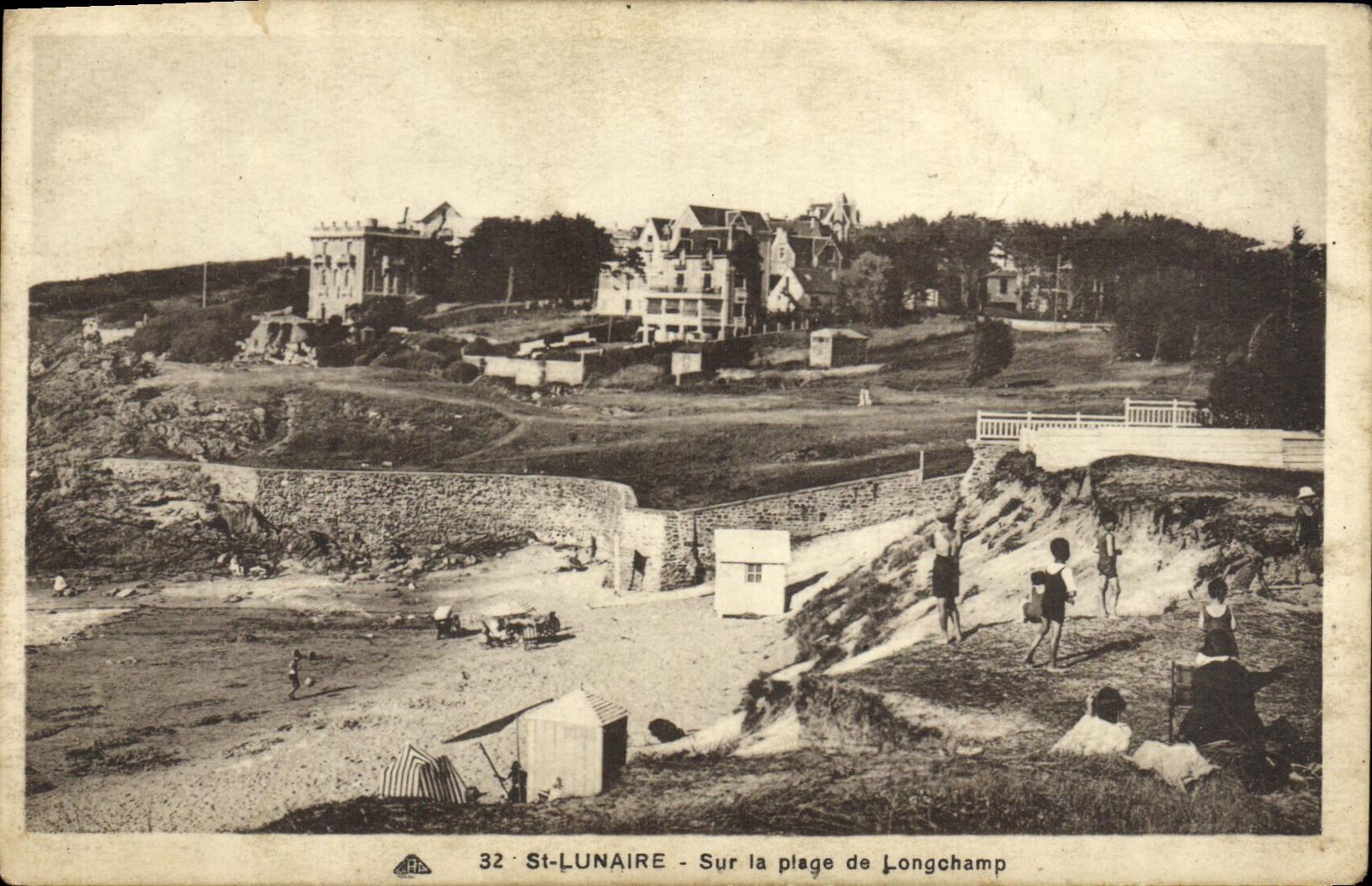 St-Lunaire - Sur la plage de Longchamp — CPA n°32, éditeur A.P.C.