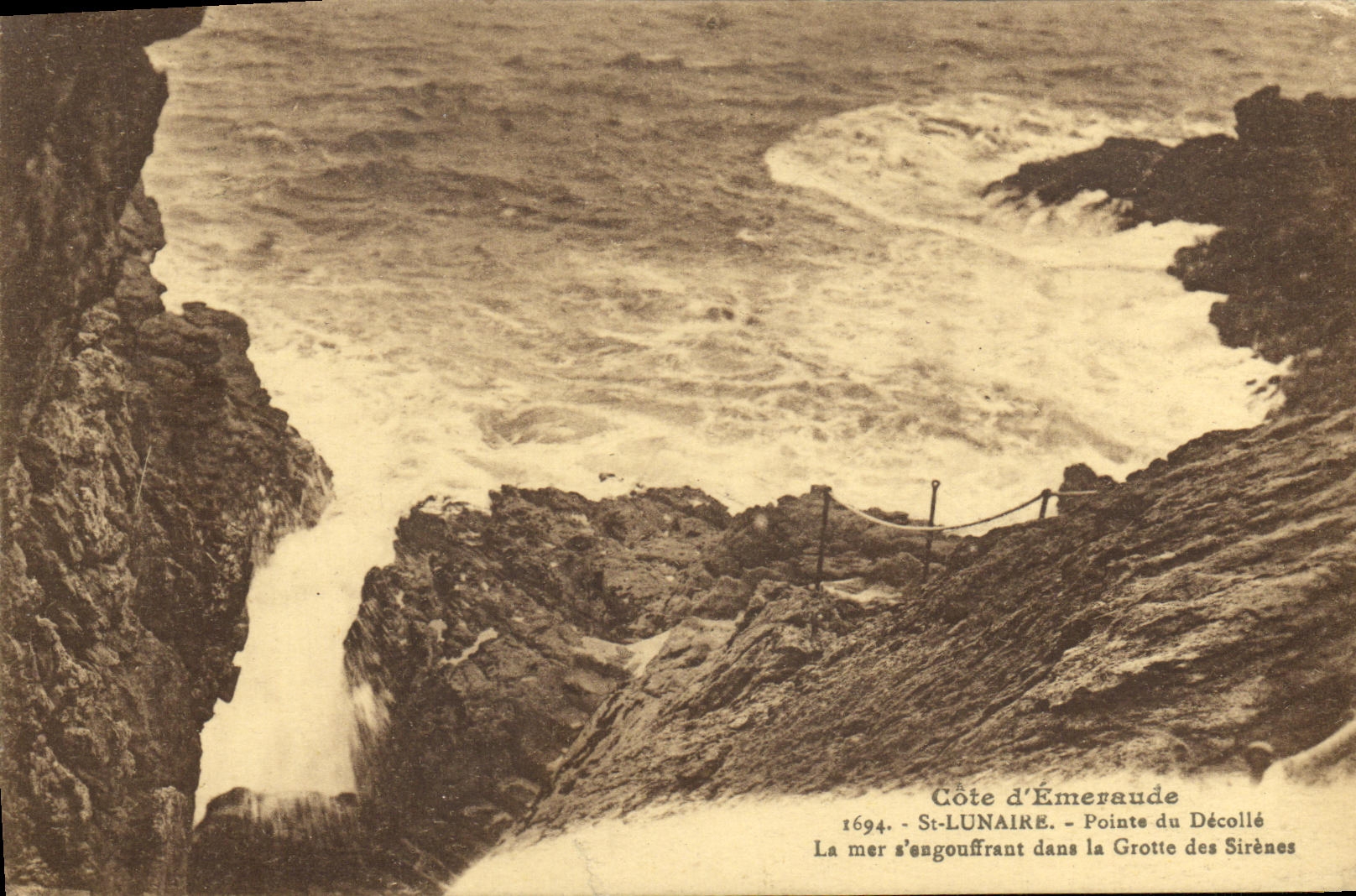 Côte d'Émeraude - Pointe du Décollé — La mer s'engouffrant dans la Grotte des Sirènes — éditeur non identifié, n° de série non visible
